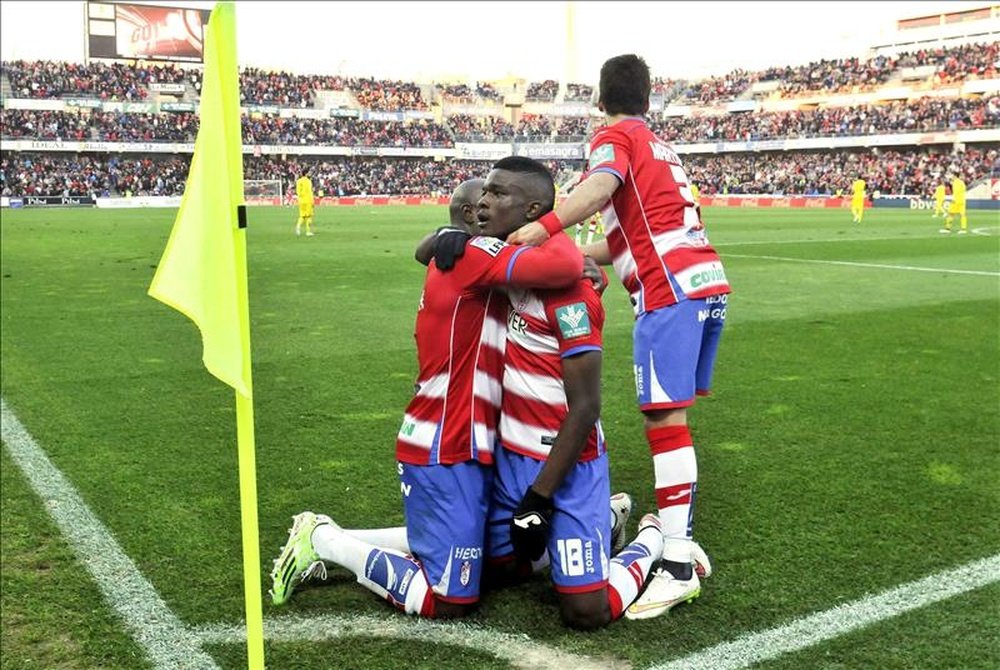 Tres jugadores del Granada celebran un gol en el estadio de Los Cármenes. EFE/Archivo