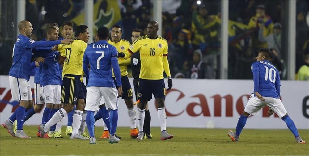 El brasileño Neymar (d) y el colombiano Carlos Bacca (3 iz) se enfrentan, tras el final del partido disputado por la Copa América en el Estadio Monumental David Arellano, en Santiago de Chile. EFE