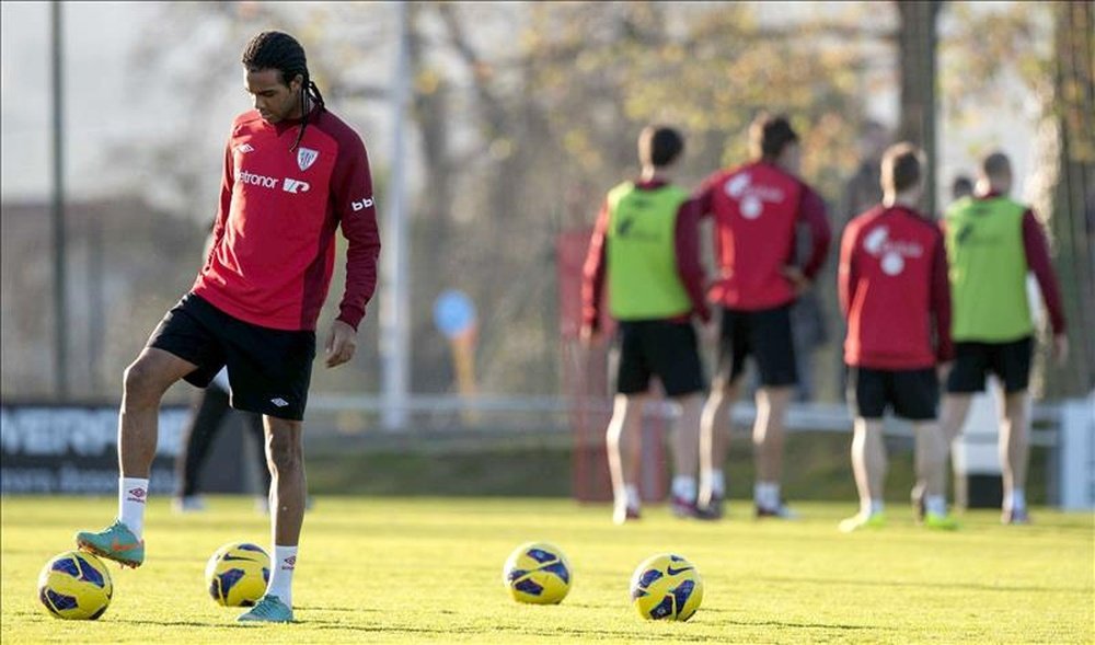  El defensa del Athletic Club de Bilbao Jonás Ramalho (i) toca un balón durante un entrenamiento. EFE/MiArchivo