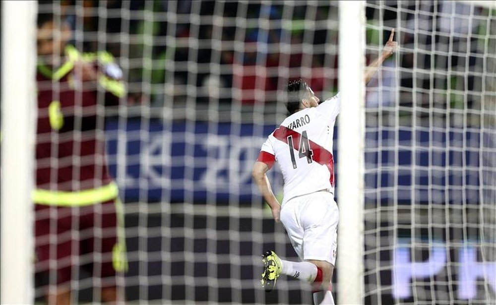 El delantero peruano Claudio Pizarro fue registrado este jueves al celebrar un gol anotado a la selección Venezuela, durante un partido del Grupo C de la Copa América de Chile 2015, en el Estadio Elías Figueroa Brander de Valparaíso. EFE