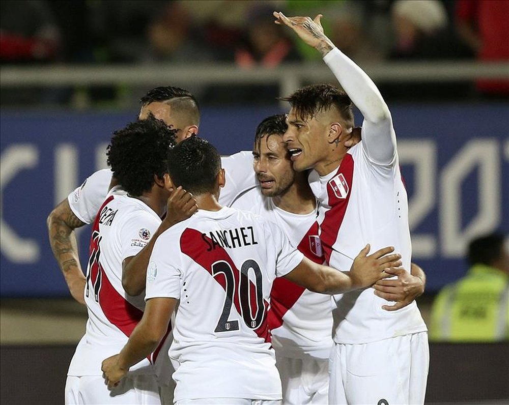 El delantero peruano Claudio Pizarro (2d) fue registrado este jueves al celebrar con varios compañeros un gol que le anotó a la selección de Venezuela, durante un partido del Grupo C de la Copa América de Chile 2015, en el Estadio Elías Figueroa Brander de Valparaíso. EFE