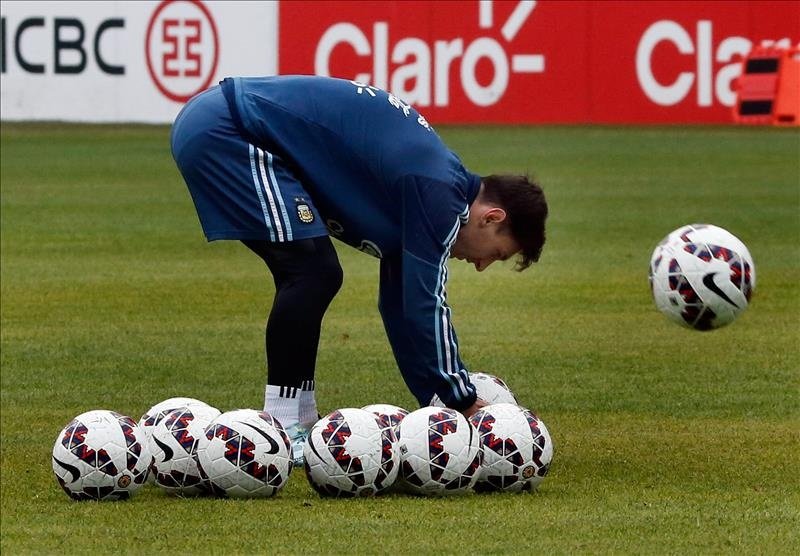 El jugador de la selección argentina Lionel Messi durante un entrenamiento matutino en el Complejo Deportivo La Alpina, en La Serena (Chile) este viernes 19 de junio de 2015. EFE