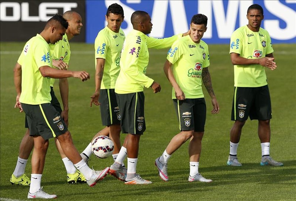 El jugador de la selección nacional de fútbol de Brasil Philippe Coutinho (2d) habla con sus compañeros durante un entrenamiento hoy, viernes 19 de junio de 2015, en el recinto de La Cisterna, en Santiago de Chile (Chile). EFE