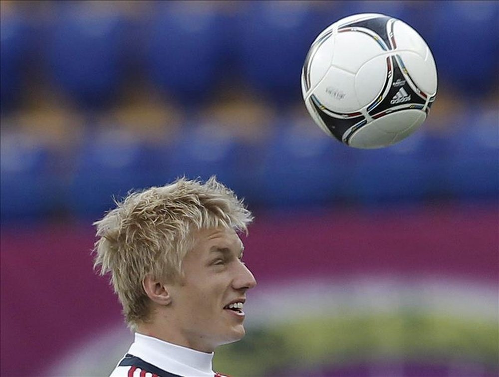  Fotografía del jugador danés Daniel Wass con un balón durante un entrenamiento del equipo de Dinamarca en Kharkiv, Ucrania. EFE