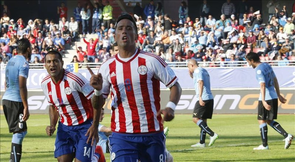 El delantero paraguayo Lucas Ramón Barrios (c) celebra el gol marcado ante la selección uruguaya durante el partido Uruguay-Paraguay, del Grupo B de la Copa América de Chile 2015, en el Estadio La Portada de La Serena de La Serena, Chile, hoy 20 de junio de 2015. EFE