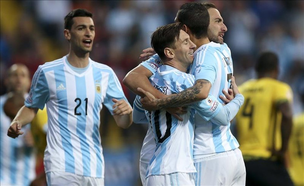 El delantero argentino Gonzalo Higuaín (d) celebra con sus compañeros, Lionel Messi (3d) y Ángel Di María (2d), el gol marcado ante la selección jamaicana durante el partido del grupo B de la Copa América de Chile 2015, disputado en el estadio Sausalito de Viña del Mar, Chile. EFE