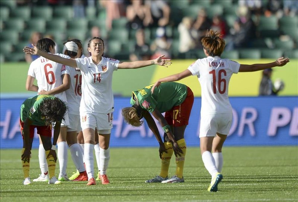 Las jugadoras de la selección femenina de fútbol de China Zhao Rong (ci) y Lou Jiahui (d) celebran la victoria de su equipo ante Camerún durante el partido por los octavos de final del Mundial de fútbol femenino de la FIFA Canadá 2015 en Edmonton, Canadá. EFE