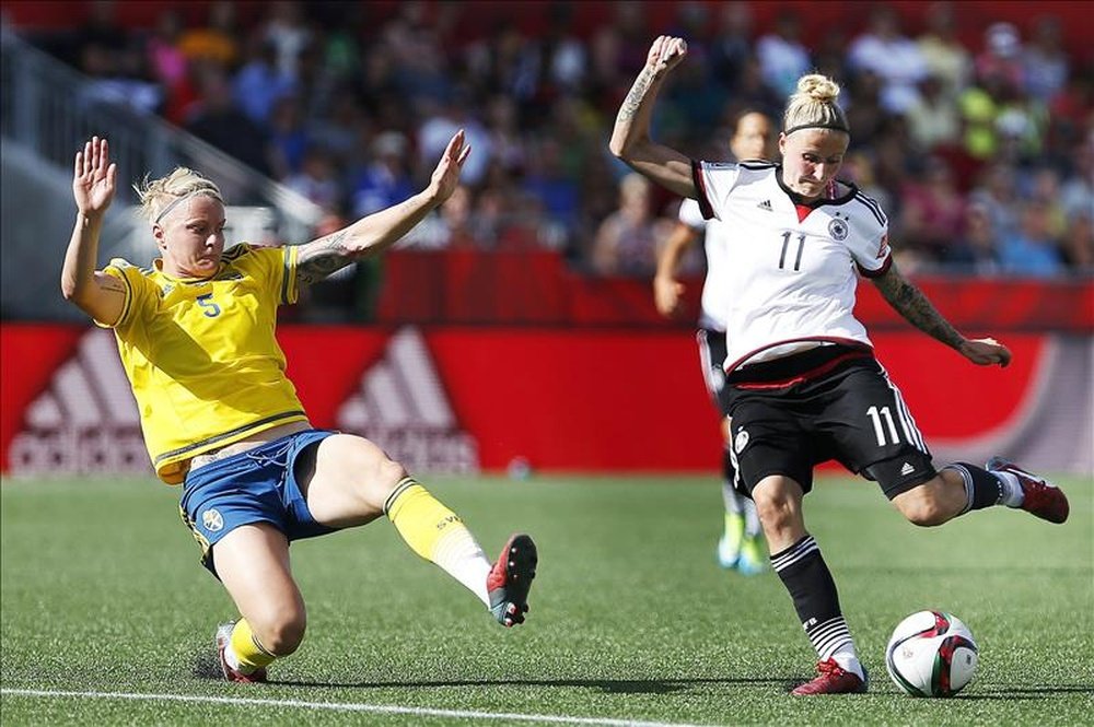La jugadora alemana Anja Mittag (d) intenta pasar a Nilla Fischer (i) de Suecia durante el partido por los octavos de final del Mundial de fútbol femenino de la FIFA Canadá 2015 en Ottawa. EFE