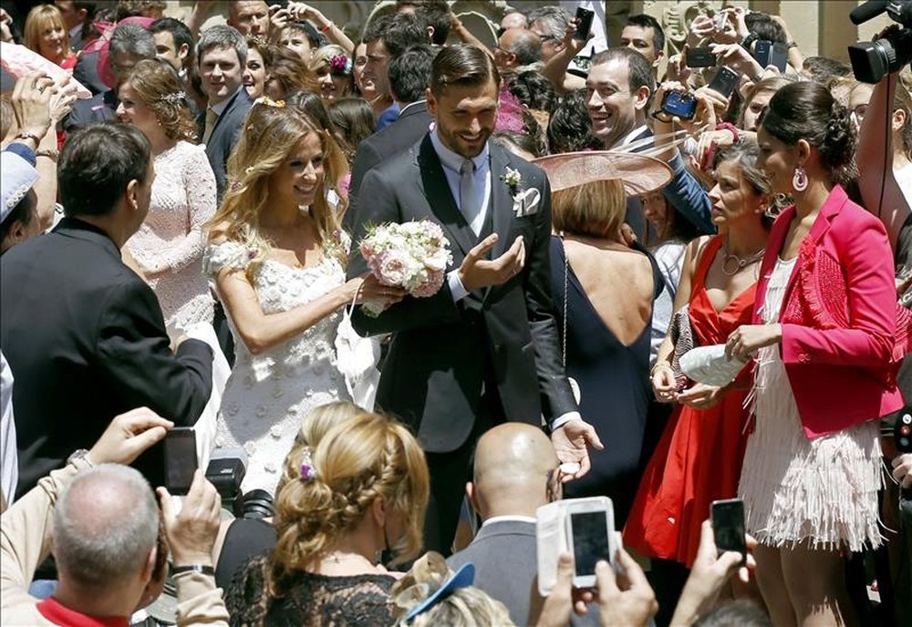 El delantero de la Juventus de Turín Fernando Llorente y su esposa María Lorente tras contraer matrimonio en la basílica de Santa María del Coro de San Sebastián, una de las más representativas de esta ciudad. EFE