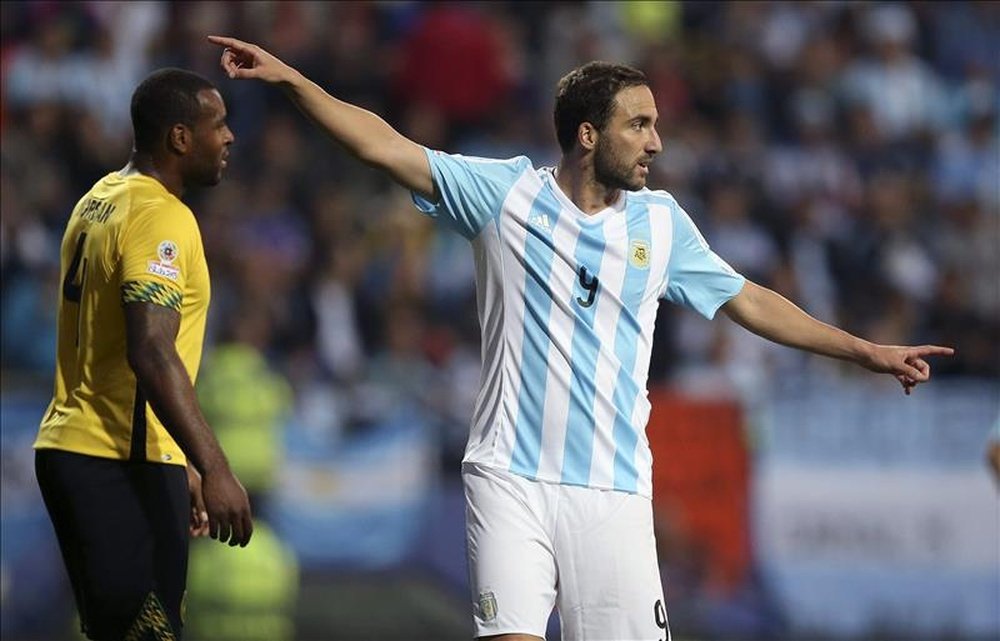El delantero argentino Gonzalo Higuaín (d) celebra el gol marcado ante la selección jamaicana durante el partido Argentina-Jamaica, del Grupo B de la Copa América de Chile 2015, en el Estadio Sausalito de Viña del Mar, Chile, este 20 de junio de 2015. EFE