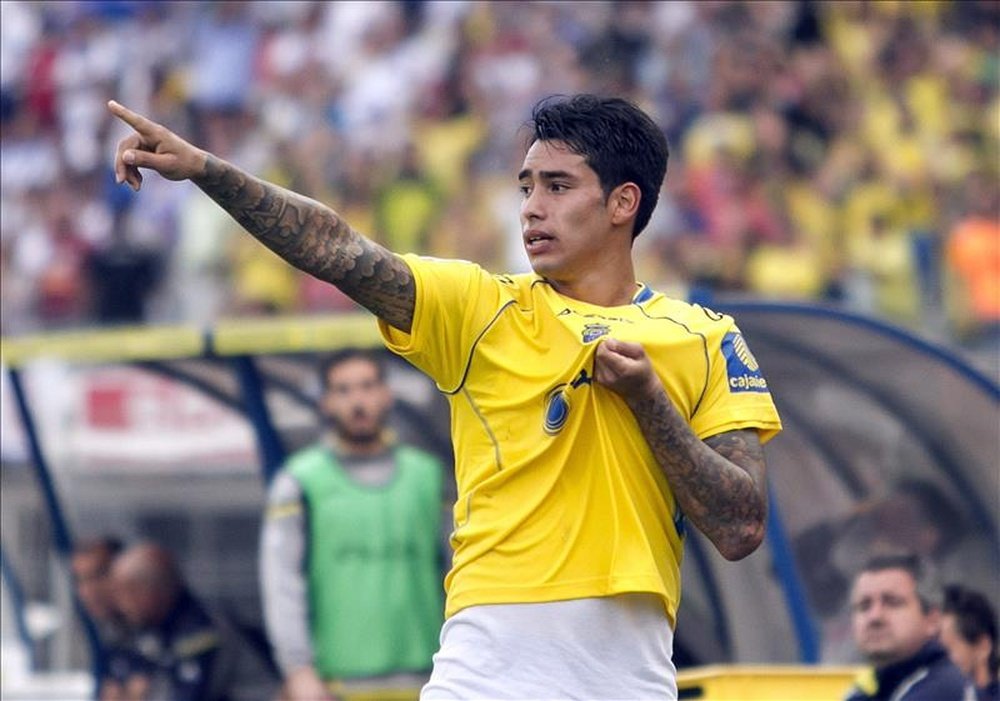 El delantero argentino de la UD Las Palmas, Sergio Araujo celebra el gol que ha marcado ante el Real Zaragoza, el segundo del equipo, durante el partido por el ascenso a la Primera División disputado en el estadio de Gran Canaria. EFE