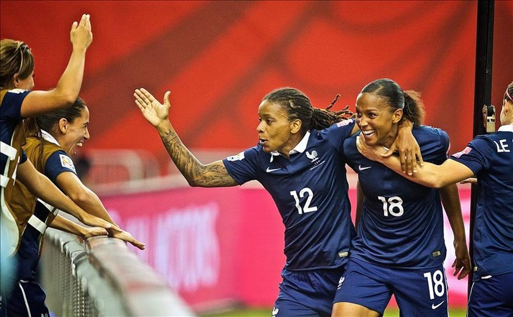 La jugadora de la selección de Francia Marie Laure Delie (d) celebra un gol con Elodie Thomis, durante el partido disputado ante Corea del Sur, en Montreal Canadá. EFE