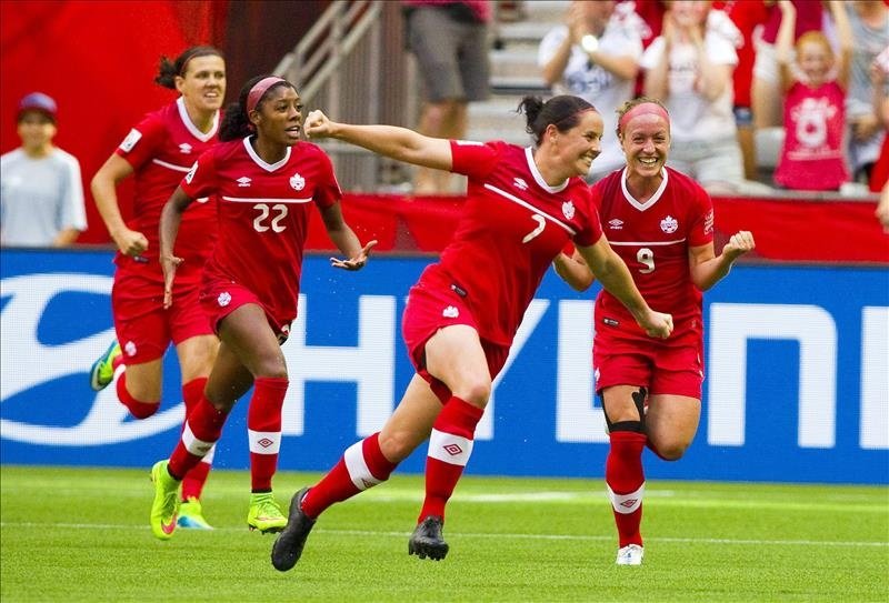 Las jugadoras de Canadá celebran un gol ante Suiza en el partido que las enfrentó en los octavos de final del Mundial de fútbol femenino Canadá 2015, disputado en el BC Place Stadium de Vancouver. EFE