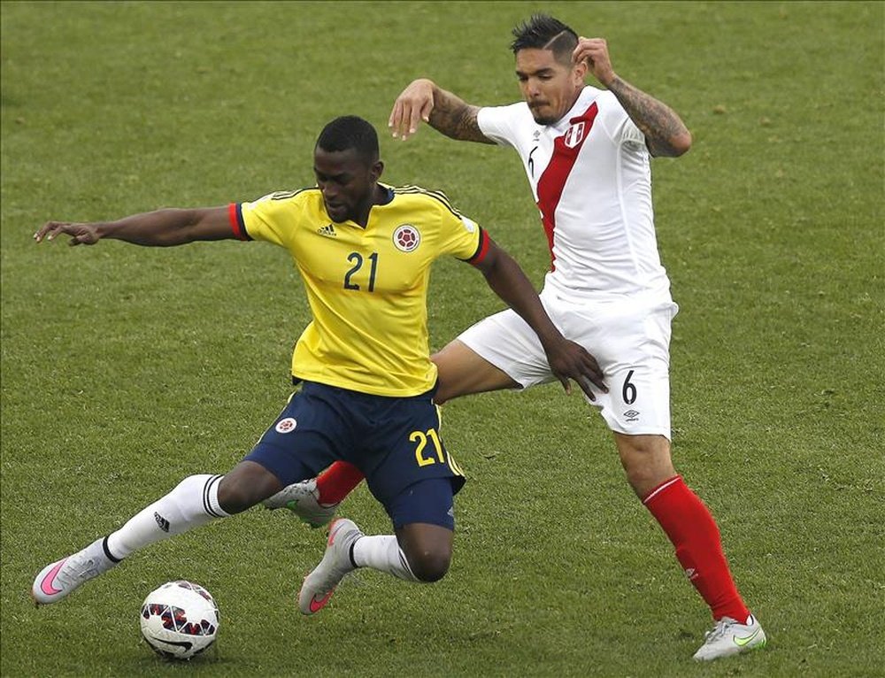 El delantero colombiano Jackson Martínez (i) con el balón ante el centrocampista peruano Juan Manuel Vargas durante el partido Colombia-Perú, del Grupo C de la Copa América de Chile 2015, disputado ayer. EFE