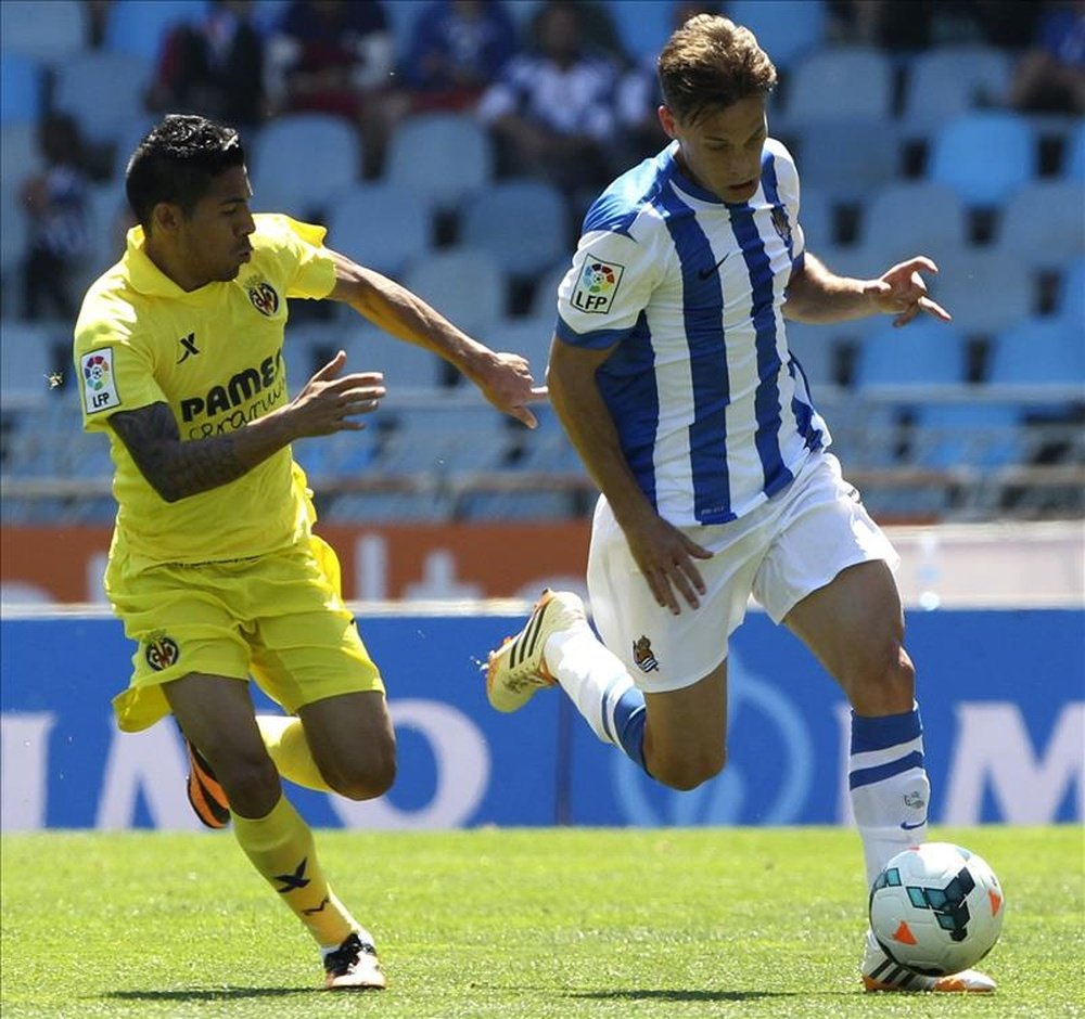 El jugador de la Real Sociedad Canales (d) lucha un balón con Aquino, del Villarreal, durante un partido. EFE/Archivo 