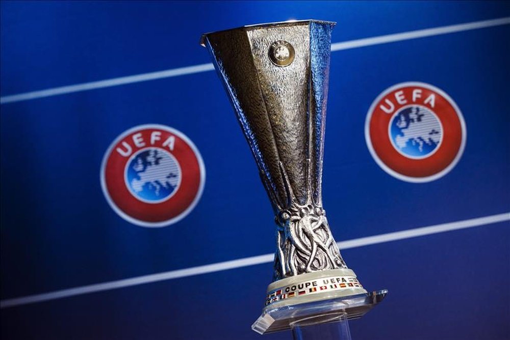 Vista del trofeo de la Liga Europa durante en el sorteo de los emparejamientos de la primera ronda clasificatoria de la Liga Europa de la UEFA 2015/16 en la sede de la UEFA en Nyon (Suiza) hoy. EFE