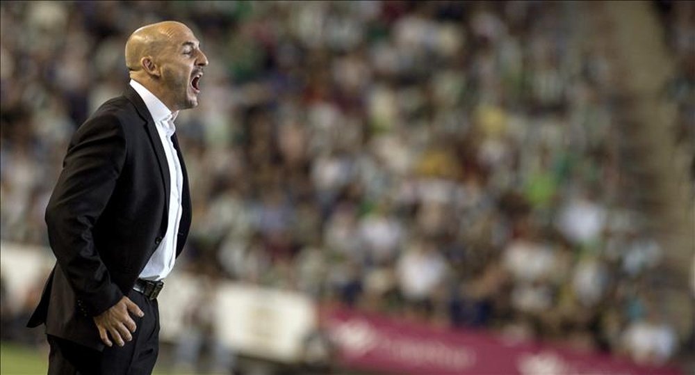 El nuevo entrenador del Mallorca Albert Ferrer en su etapa en el Córdoba. EFE/Archivo