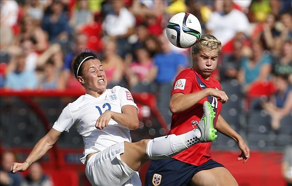 La jugadora de Noruega Ada Hegerberg (d) disputa el balón con Lucy Bronze (i) de Inglaterra hoy, lunes 22 de junio de 2015, durante un juego de los octavos de final del de la Copa Mundial femenina de la FIFA realizado en Ottawa (Canadá). EFE