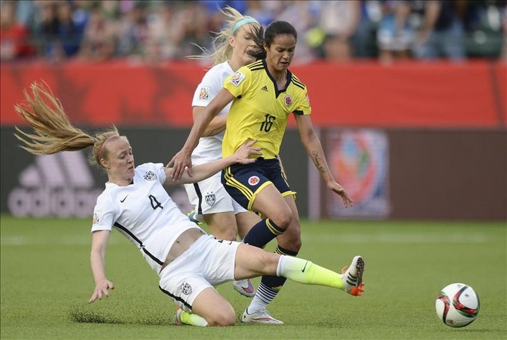 La futbolista colombiana Lady Andrade (d) disputa el balón con la estadounidense Becky Sauerbrunn (i), este 22 de junio, durante un juego por los octavos de final de la Copa Mundial femenina de la FIFA, en Edmonton (Canadá). EFE