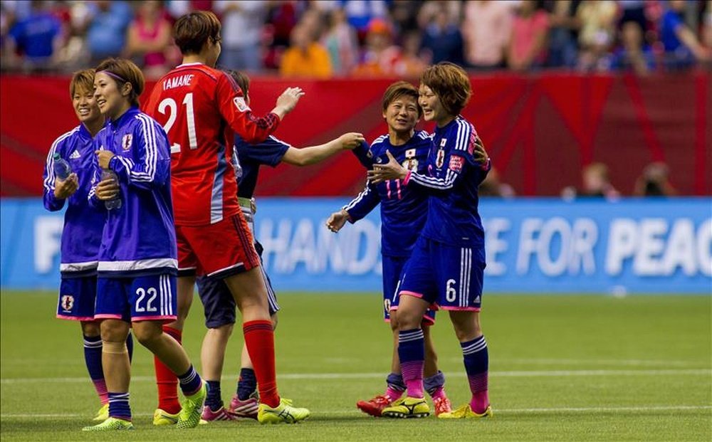  Jugadoras japonesas celebran hoy, martes 23 de junio de 2015, al final de un partido ante Holanda  por los octavos de final de la Copa Mundial de Fútbol Femenino, en Vancouver (Canadá). EFE