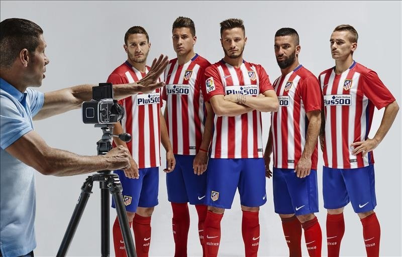 Fotografía facilitada por el Atlético de Madrid de su entrenador, Diego Pablo Simeone, tomando una foto a sus jugadores con la nueva equipación para la temeporada 2015/16. EFE