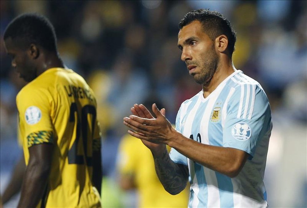 Carlos Tévez se diz velho para voltar a defender as cores da Argentina. EFE
