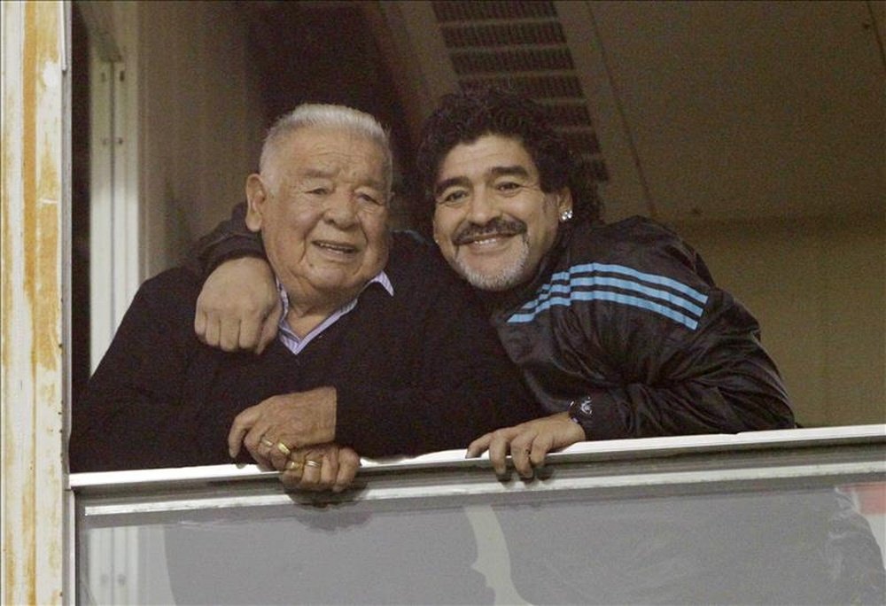 El exfutbolista argentino, Diego Maradona (i), junto a su padre, Diego Maradona, el 14 de junio de 2012. EFE/Archivo