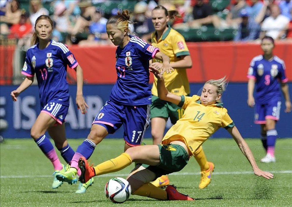La futbolista australiana Alanna Kennedy (d) fue registrada este sábado al disputar un balon con la japonesa Yuki Ogimi, durante un partido de cuartos de final de la Copa Mundial Femenina 2015 de la FIFA, en Edmonton (Canadá). EFE