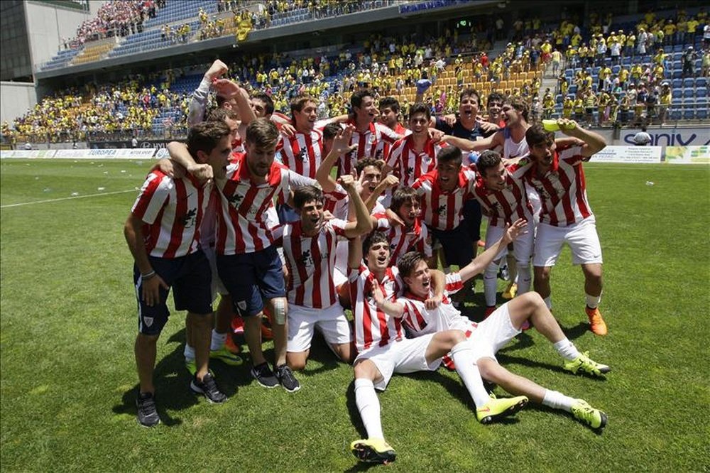 Los jugadores del Bilbao Athletic celebran su ascenso a segunda división, con lo que el filial del Athletic Club vuelve 19 años después a esta categoría, tras empatar hoy en el Carranza (1-1) y hacer valer el 2-0 logrado en San Mamés frente al Cádiz. EFE