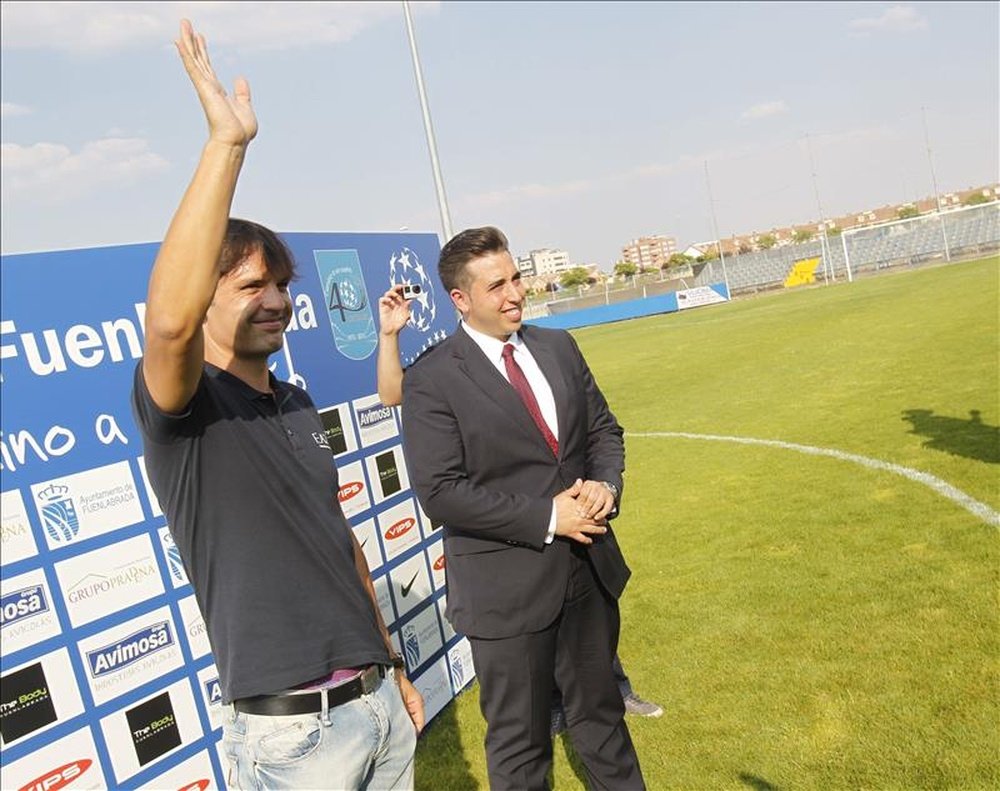 El exfutbolista Fernando Morientes (i) durante su presentación como nuevo entrenador del FC Fuenlabrada en el estadio Fernando Torres. EFE