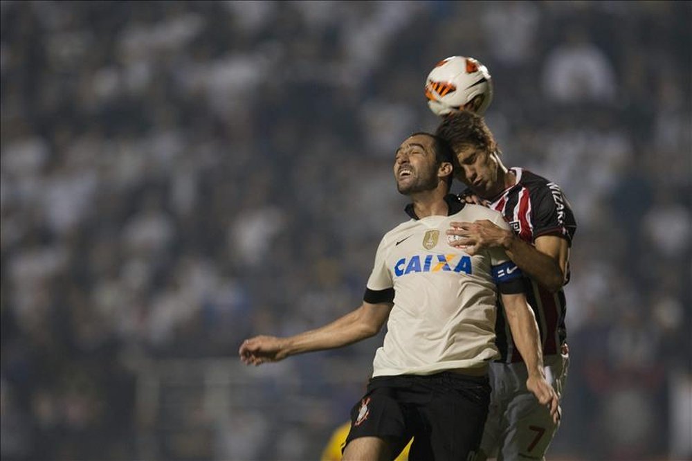 El jugador Danilo (i) de Corinthians disputa el balón con Rodrigo Caio. EFE/Archivo