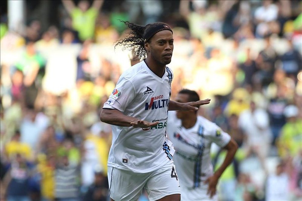 Ronaldinho y Etoo se juntarán de nuevo en Turquía. EFE/Archivo