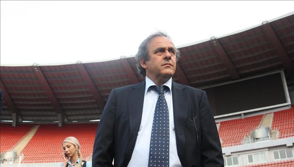 El presidente de la UEFA, Michel Platini, inspecciona el Estadio Nacional Boris Paichadze en Tiflis, Georgia. EFE/Archivo