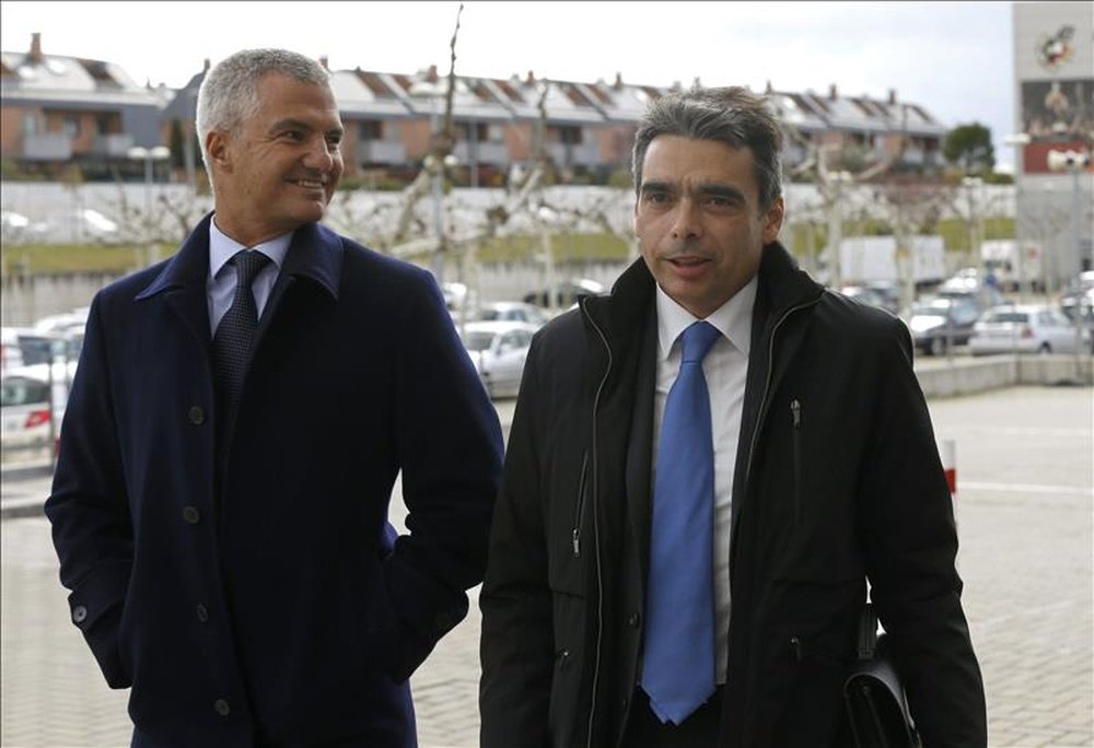 El director de Relaciones Institucionales Deportivas del FC Barcelona, Albert Soler (d). EFE/Archivo