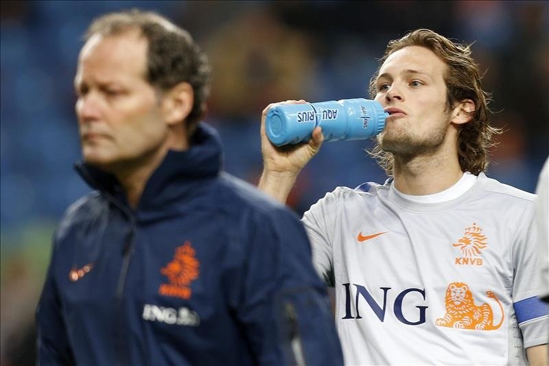 El internacional holandés Daley Blind (d) y su padre, el nuevo técnico de la selección de Holanda Danny Blind. EFE/Archivo