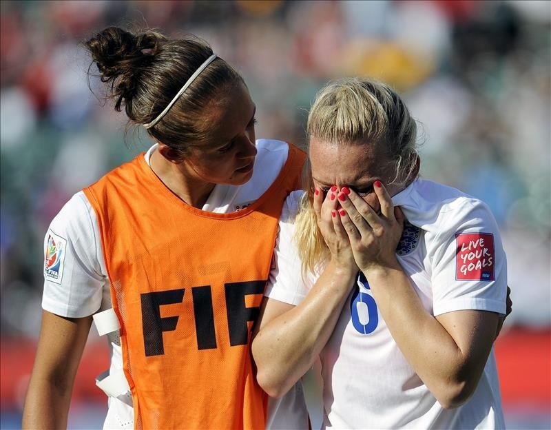 Laura Bassett (d) y Jo Potter (i) de Inglaterra se lamentan tras caer ante Japón durante las semifinales de la Copa Mundial de Fútbol Femenino, en Edmonton Canadá). EFE