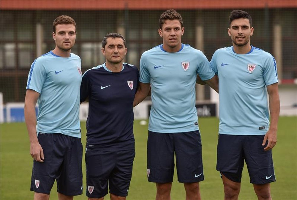 El entrenador del Athletic de Bilbao Ernesto Valverde posa con los nuevos jugadores incorporados Bóveda (d), Elustondo (2d) y Eraso (i) al comienzo del primer entrenamiento de la temporada 2015-2016, EFE