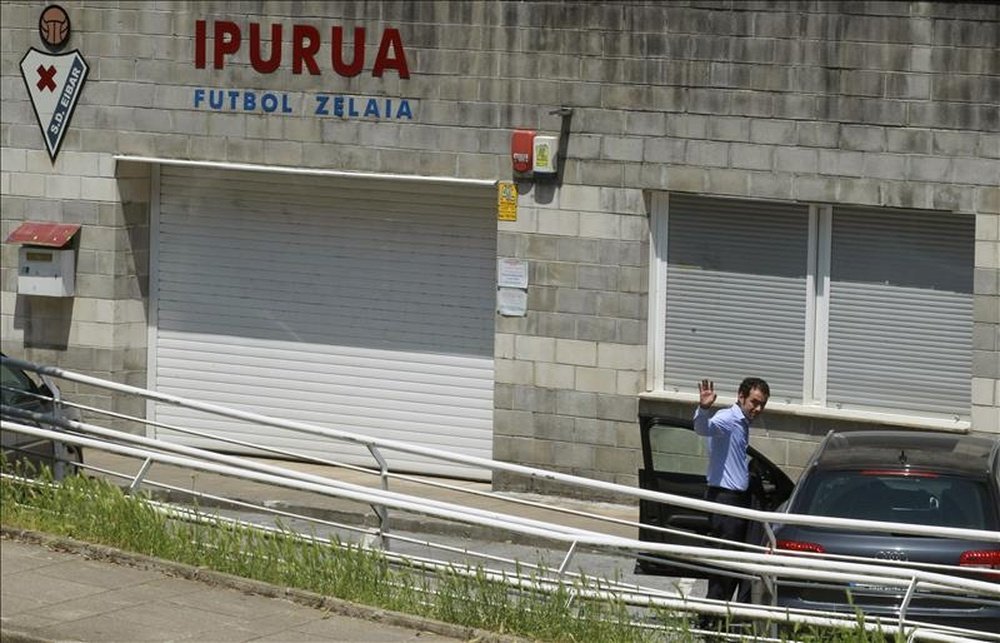 El presidente de la S.D Eibar, Alex Aranzabal, abandona el estadio de Ipurúa. EFE/Archivo