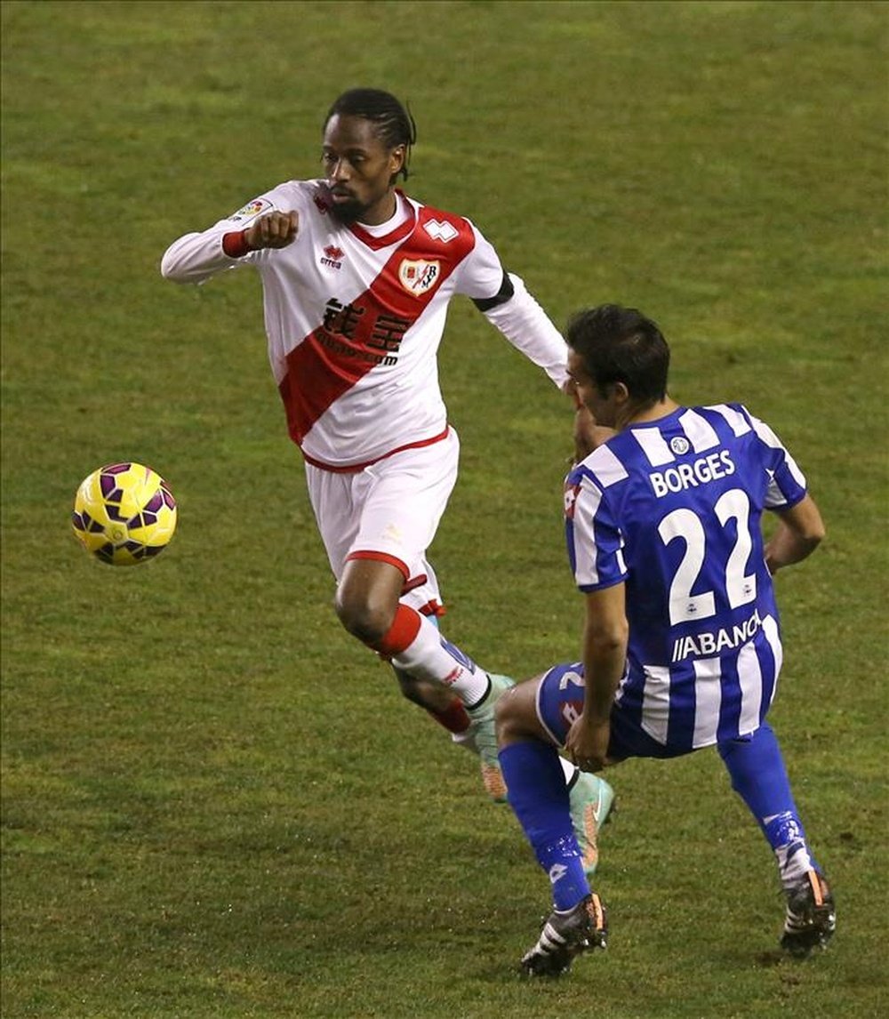 El defensa senegalés del Rayo Abdoulaye Ba (i) y el centrocampista Celso Borges Mora durante un partido. EFE/Archivo
