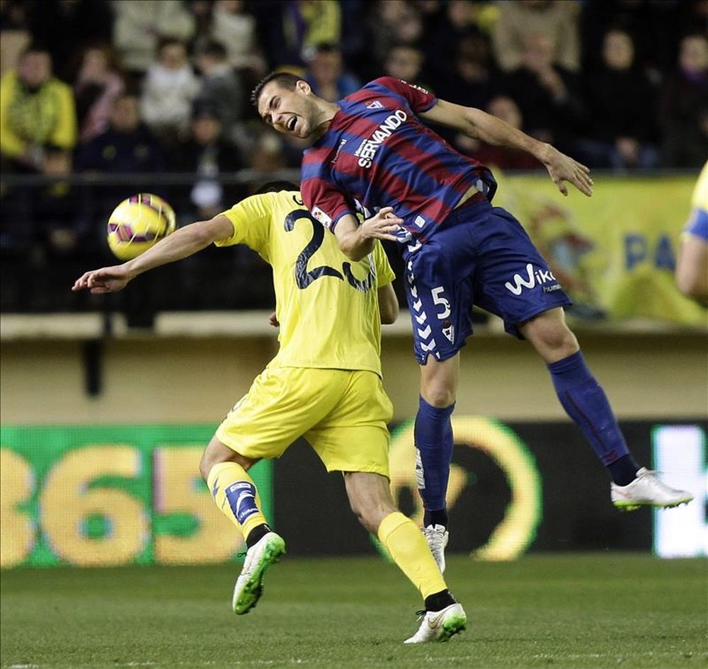 Gerard Moreno (i) disputa una pelota al defensa del Eibar, Borja Ekiza (d). EFE/Archivo
