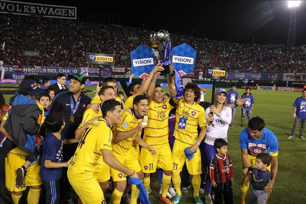 Jugadores de Cerro Porteño celebran con el trofeo de campeones del Torneo Apertura. EFE/Archivo