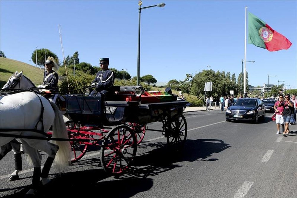 Un carruaje que transporta el ataúd con el cuerpo de Eusébio, exjugador del Benfica que falleció el pasado 5 de enero de 2014, de camino al Panteón nacional donde será enterrado junto a otras personalidades portuguesas en Lisboa, Portugal. EFE