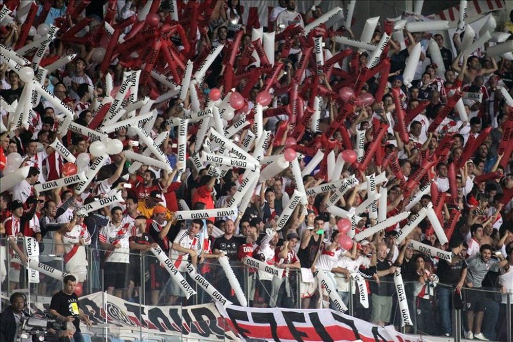 Hinchas del Argentino River Plate animan a su equipo durante un partido. EFE/Archivo