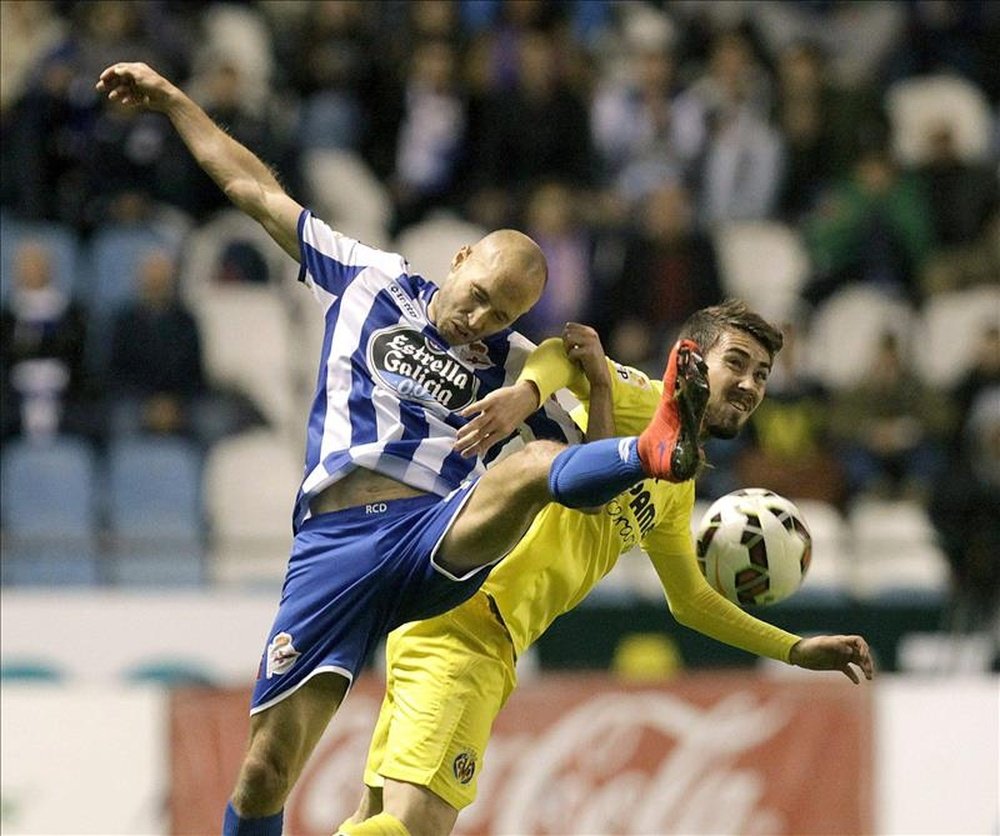El defensa del Deportivo, Laureano Sanabria Laure (i), disputa un balón con el centrocampista del Villarreal, Moi Gómez, durante un partido. EFE/Archivo