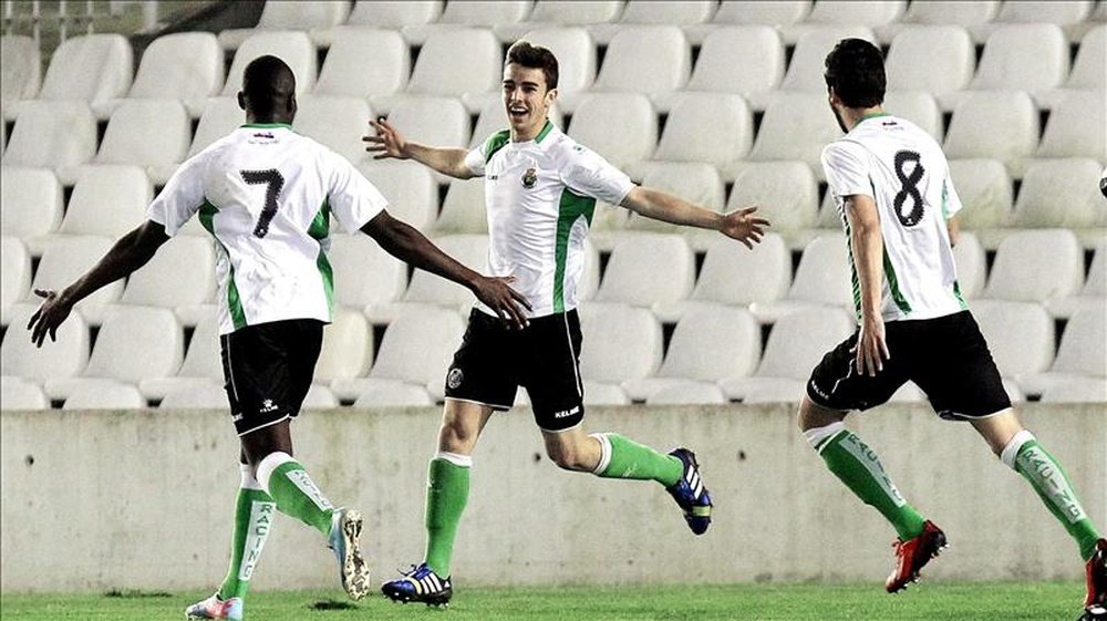 El delantero del Racing de Santander, David Concha (c). EFE/Archivo
