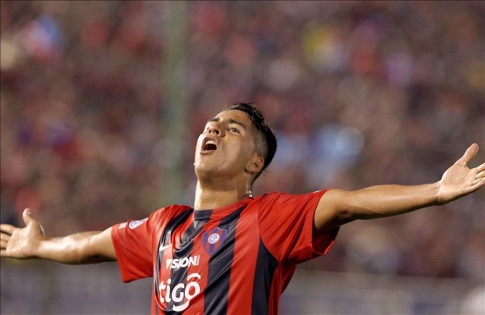 El jugador de Cerro Porteño Cecilio Domínguez celebra su gol del triunfo ante el San Lorenzo, en el estadio Defensores del Chaco de Asunción (Paraguay). EFE/Archivo