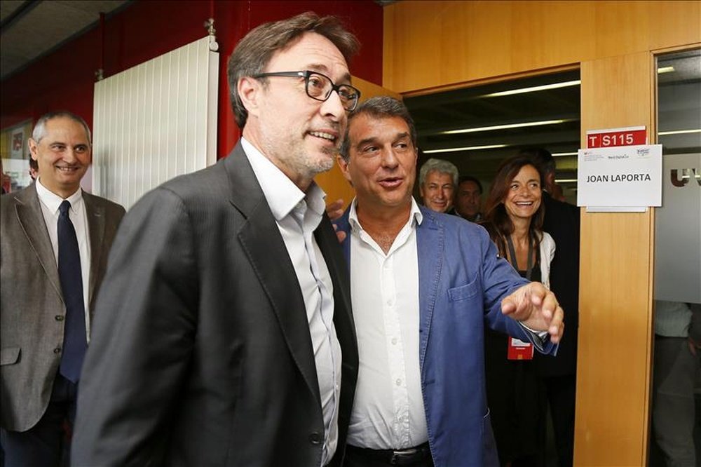 Los candidatos a la presidencia del FC Barcelona, Agustí Benedito (i), y Joan Laporta (2i), poco antes del debate que han protagonizado en la Universidad de Vic. EFE