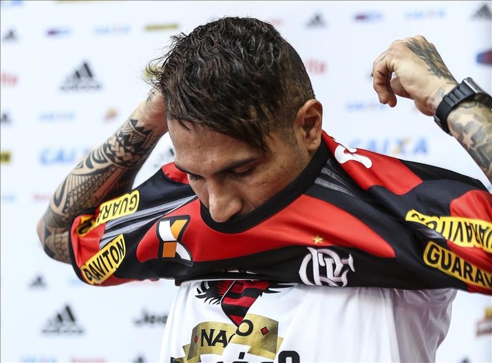 El delantero peruano, Paolo Guerrero, se pone una camiseta del Flamengo, este 7 de julio, durante su presentación oficial como integrante de la plantilla del equipo, en Río de Janeiro (Brasil). EFE