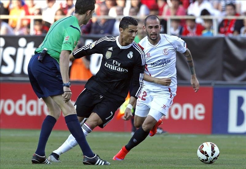 El Sevilla esquiva el cierre del Pizjuán