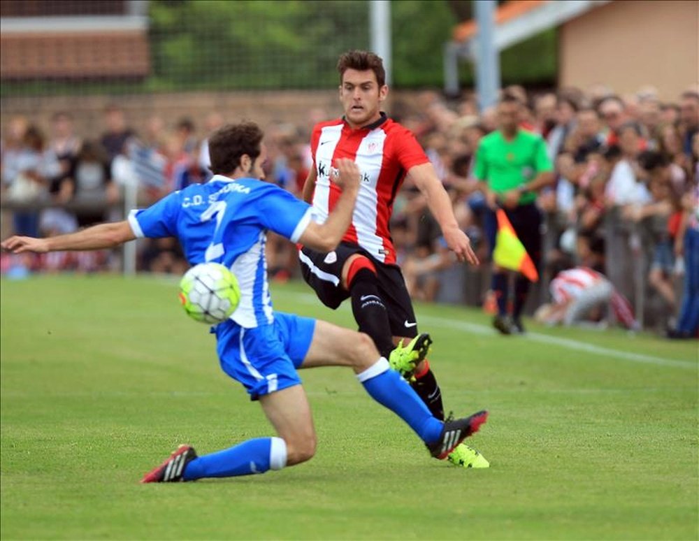 El jugador del Athletic de Bilbao, Ibai (d) disputa un balón en el primer partido amistoso de la pretemporada en Sondika ante una selección de jugadores de la comarca del Txorierri. EFE